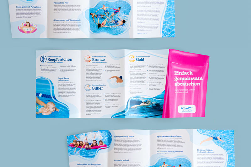 Kreatives Flyerdesign für ein Schwimmbad mit pinker Luftmatratze