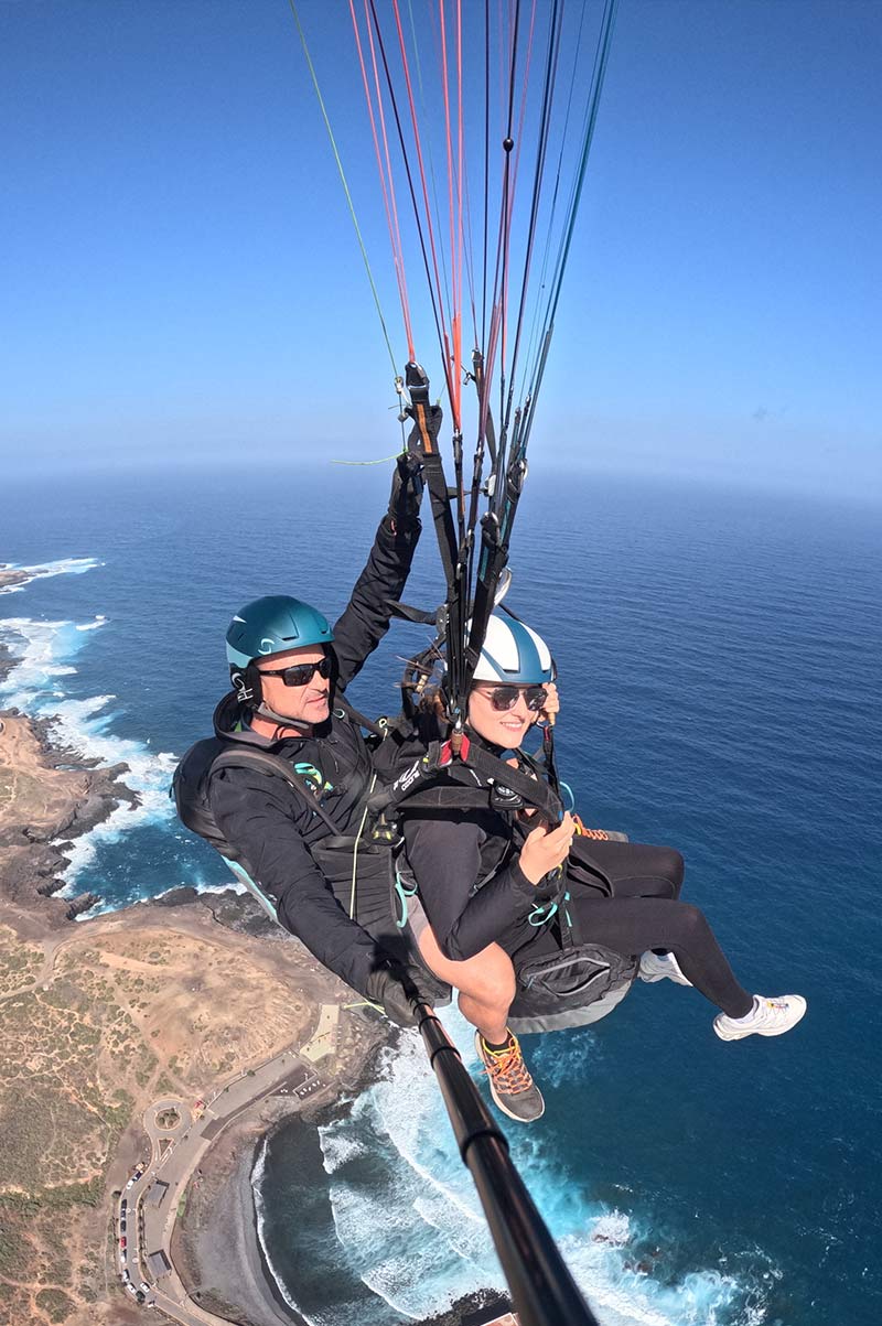 Helen beim Gleitschirmfliegen über Teneriffa