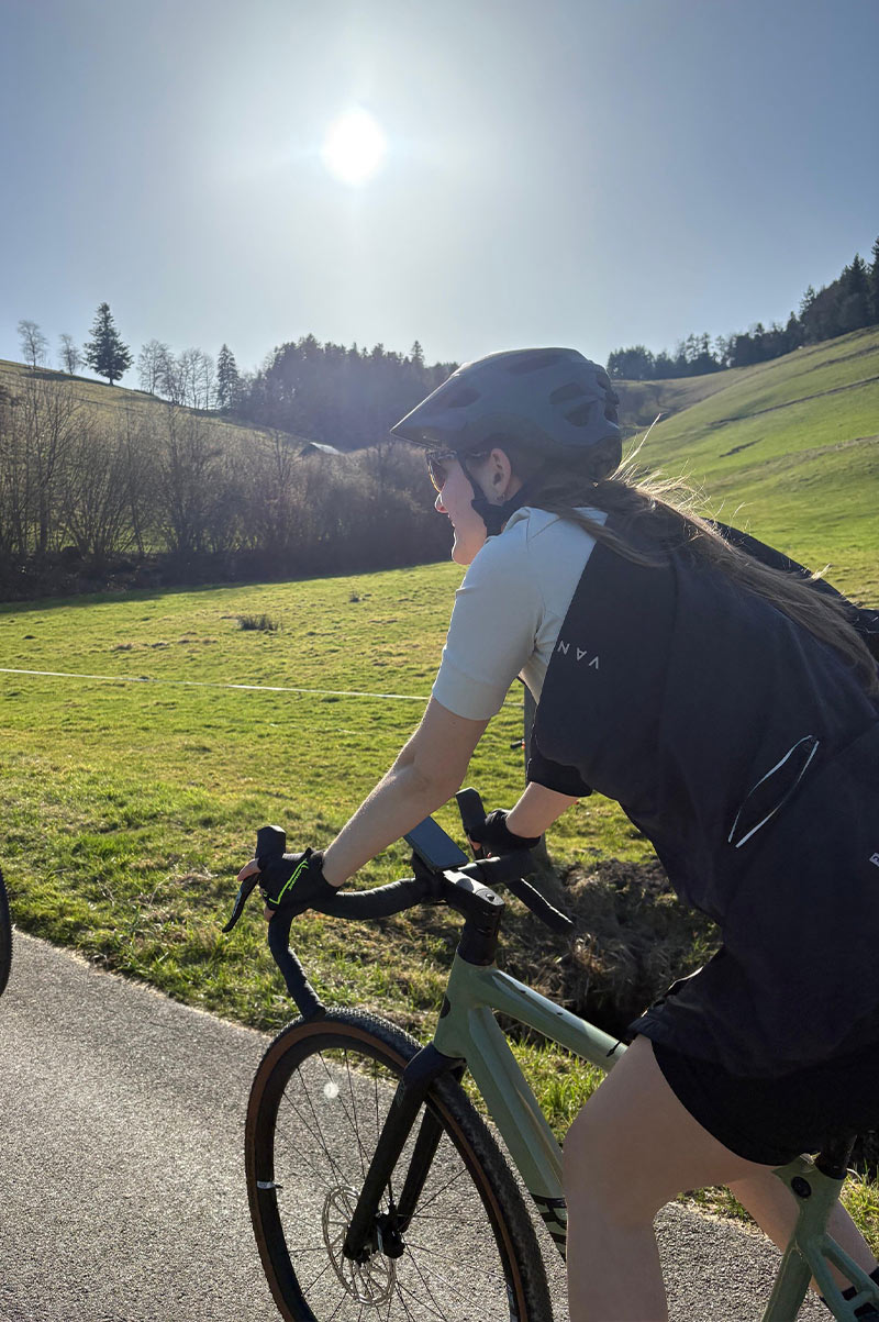 Helen beim Gravelbiken im Schwarzwald