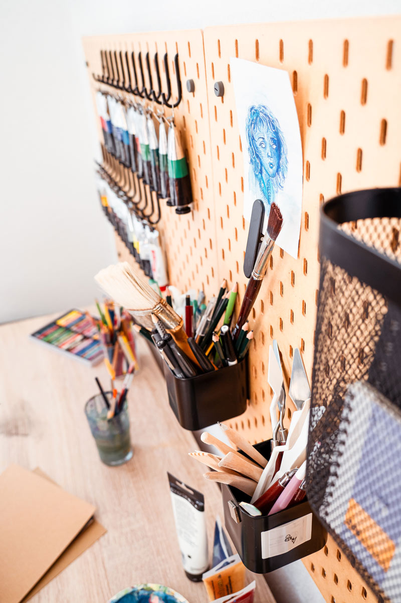 Kreativer Arbeitsplatz mit Kunstmaterialien und Illustrationen