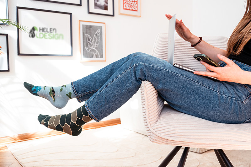 Gemütliche Lifestyle-Fotografie mit Bunten Socken an den Füßen